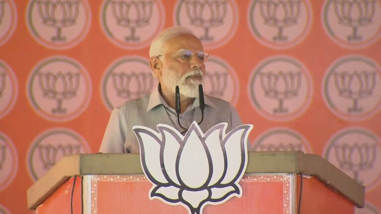 कल मैं भारत के दक्षिणी छोर पर, सागर तट पर बसे तमिलनाडु में था और वहां पर भी लोग कह रहे हैं- फिर एक बार मोदी सरकार। आज हिमालय की गोद में बाबा केदार और बद्री विशाल की चरणों में हूं और यहां भी वही गूंज है- फिर एक बार मोदी सरकार।