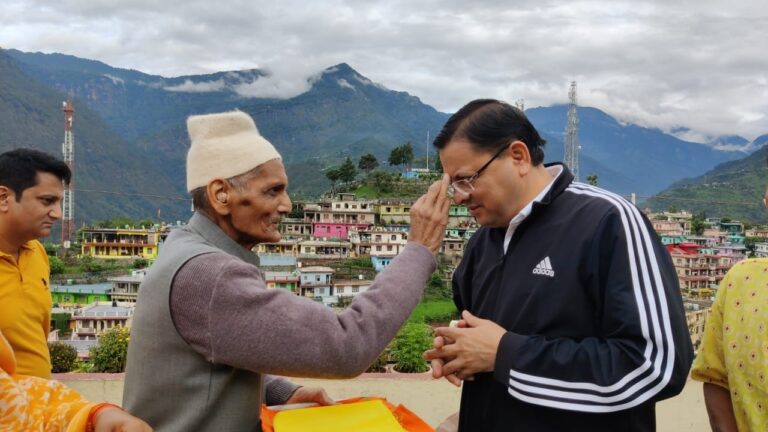 विजय तिलक से आश्रीवाद    बद्रीनाथ में मुख्य सेवक का इस्तकबाल