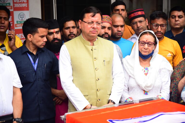 केदारनाथ विधायक के निधन पर सीएम धामी ने पुष्पचक्र अर्पित कर श्रद्धांजलि दी