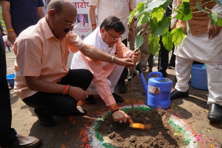 हरेला पर्व पर मालदेवता देहरादून में आयोजित शहीदों के नाम पौधरोपण कार्यक्रम मुख्यमंत्री ने किया वृक्षारोपण