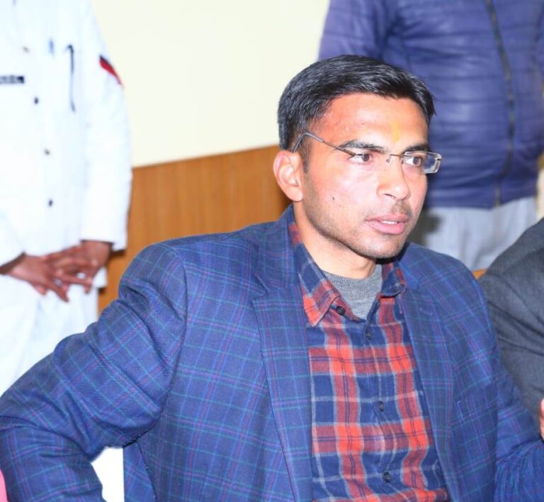 डीएम निरीक्षण में मिली खामियां आठ महीने से रुकी पेंशन दिलवाई