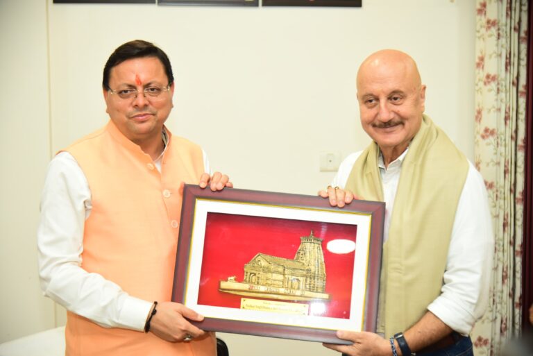 फिल्म नीति से बड़े बदलाव की उम्मीद अनुपम खेर प्रसून जोशी सीएम से मिले