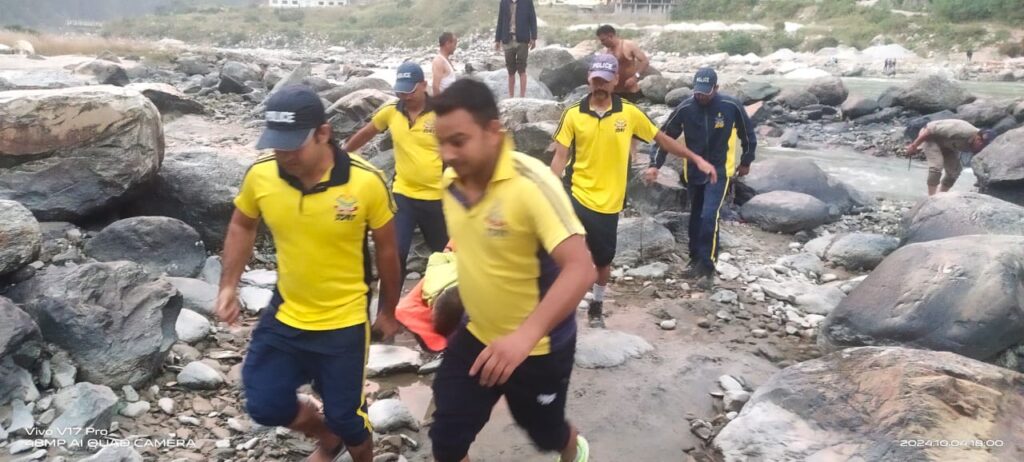 नदी में बहा व्यक्ति एसडीआरएफ ने किया रेस्क्यू 1 1004421246