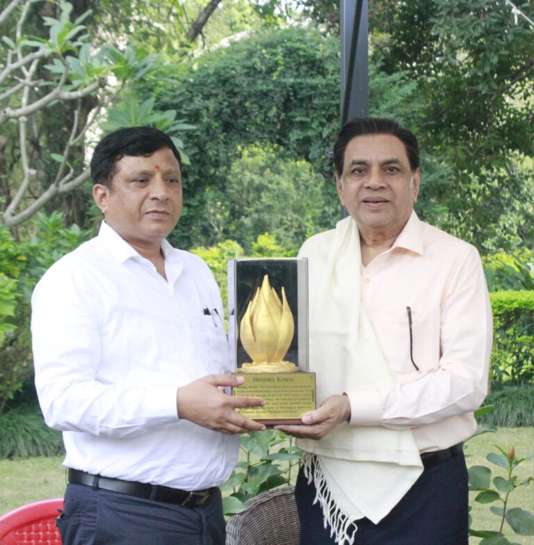 फ़िल्म अभिनेता परेश रावल ने महानिदेशक सूचना बंशीधर तिवारी से मिले