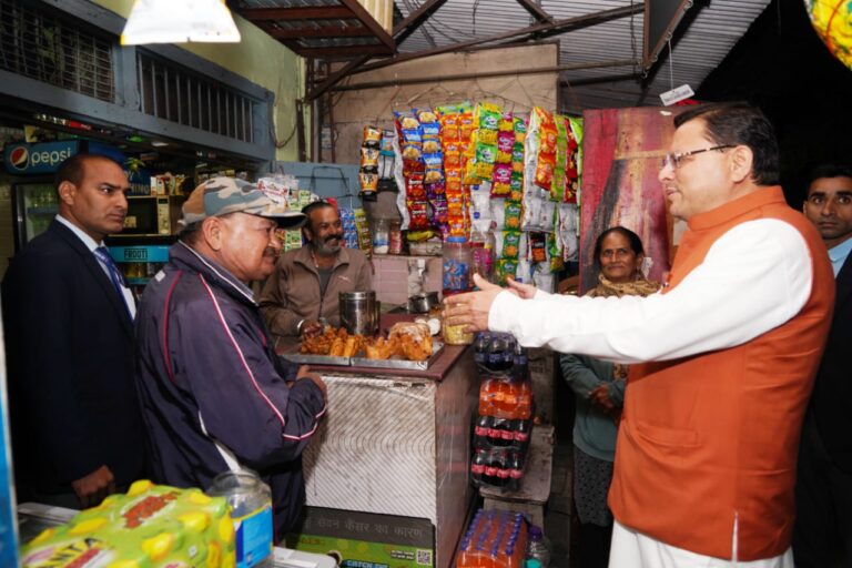 सीएम पुष्कर पहुंचे राजू भैया पान वाले की दुकान पुरानी यादें ताजा कर कुछ इस अंदाज में मिले