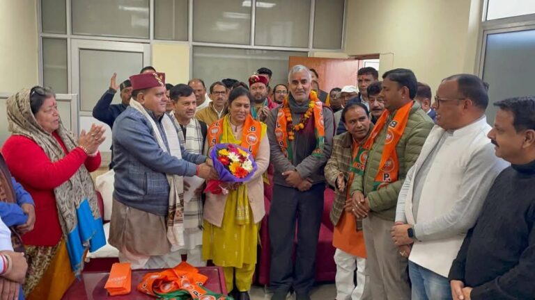 निकाय चुनाव से पहले कांग्रेस का किला गिराते भाजपाई श्री नगर पालिका अध्यक्ष सहित कई बीजेपी में शामिल