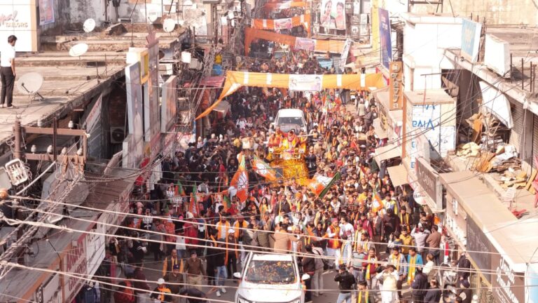 रुड़की और लक्सर में मुख्यमंत्री धामी के रोड-शो में उमड़ी भीड़