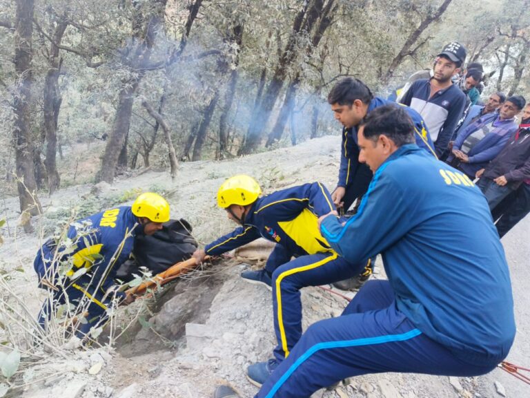 जनपद टिहरी- कुमाल्डा क्षेत्रांतर्गत आनंद चौक के पास कार हुई दुर्घटनाग्रस्त, SDRF ने चलाया रेस्क्यू ऑपरेशन