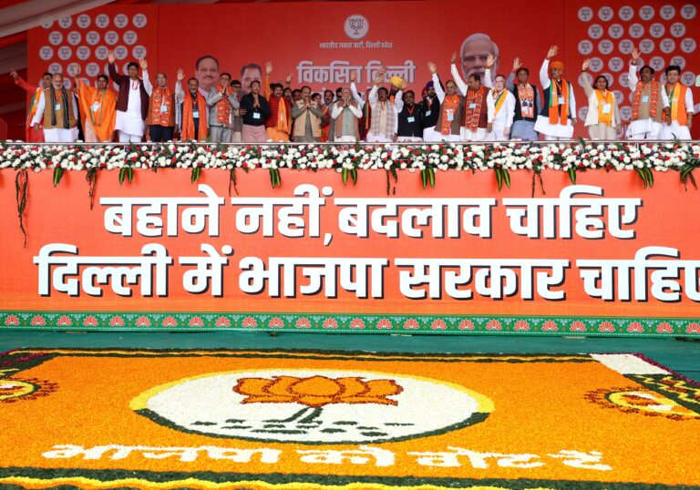दिल्ली में पंजाब नंबर की गाड़ी से कैश और शराब बरामद