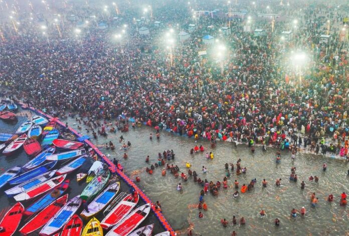 महाकुम्भ अमृत स्नान अखाड़ों के नागा साधुओं की आस्था डुबकी
