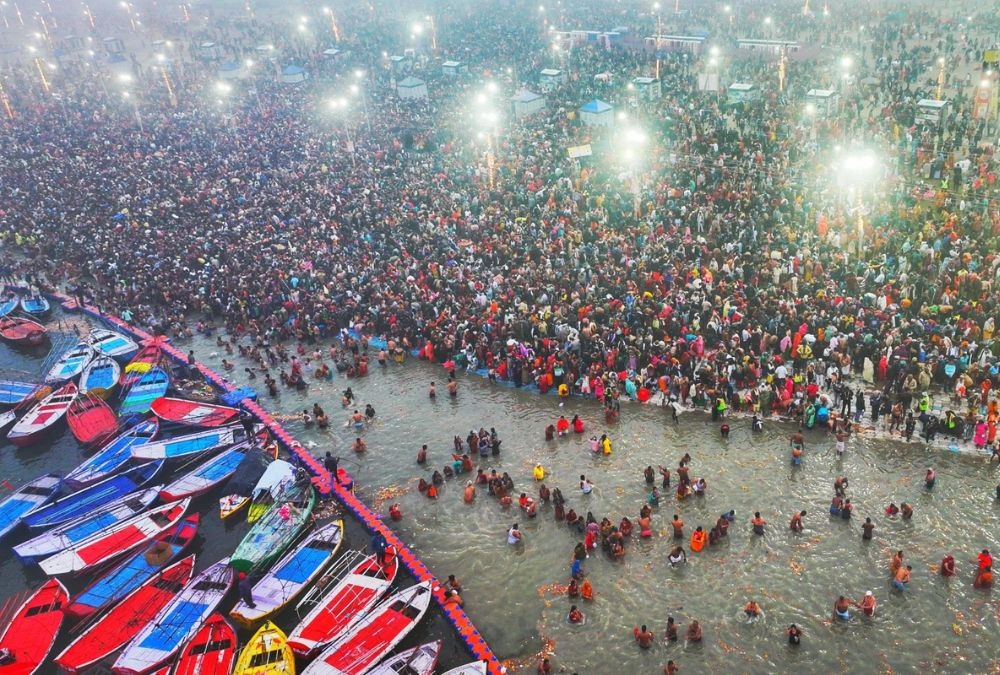 विश्व की सर्वाधिक आबादी वाला शहर हो गया प्रयागराज 1 महाकुम्भ अमृत स्नान अखाड़ों के नागा साधुओं की आस्था डुबकी