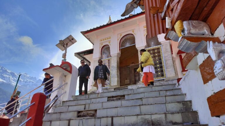प्रधानमंत्री के दौरे को देखते हुए मुखवा गांव में गंगा मंदिर की साज-सज्जा का काम अंतिम चरण में