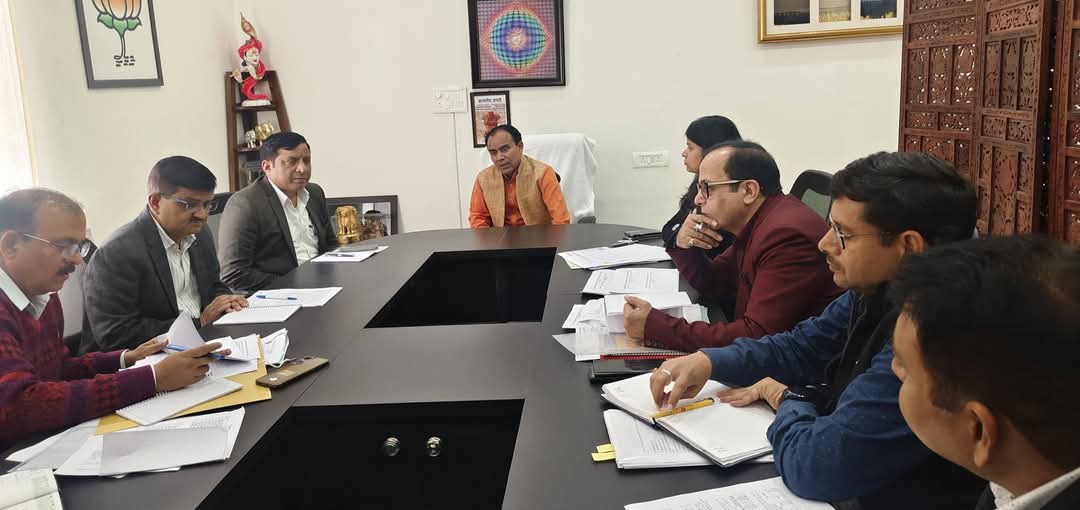 मुख्यमंत्री घोषणा में शामिल प्रस्तावों पर शीघ्र कार्रवाई के निर्देश 1 WhatsApp Image 2025 02 25 at 5.09.28 PM