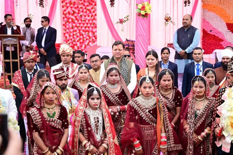 मुख्यमंत्री ने सामूहिक विवाह कार्यक्रम में नव दम्पतियों को दिया आशीर्वाद