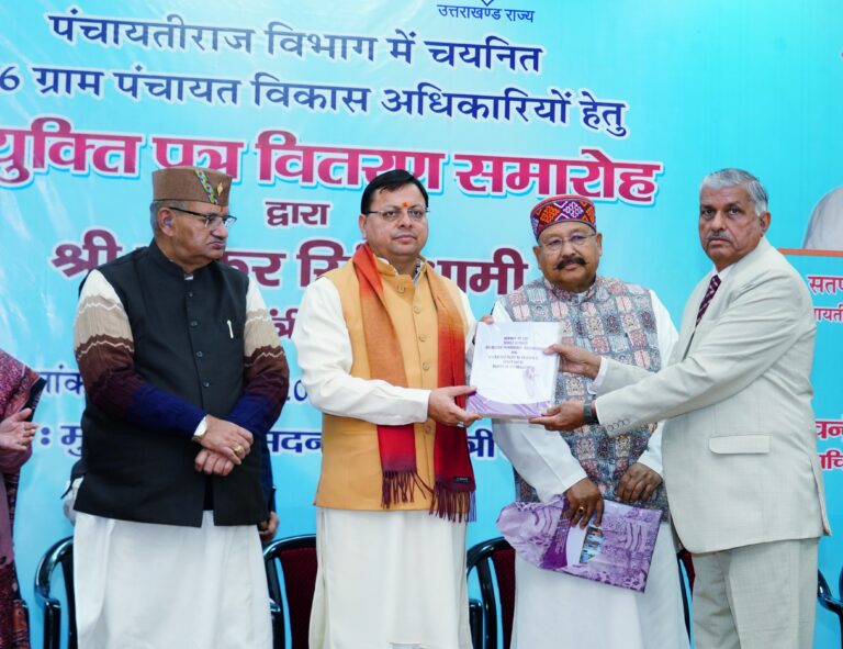 मुख्यमंत्री धामी से एकल सदस्यीय समर्पित आयोग के अध्यक्ष बी.एस वर्मा ने की भेंट