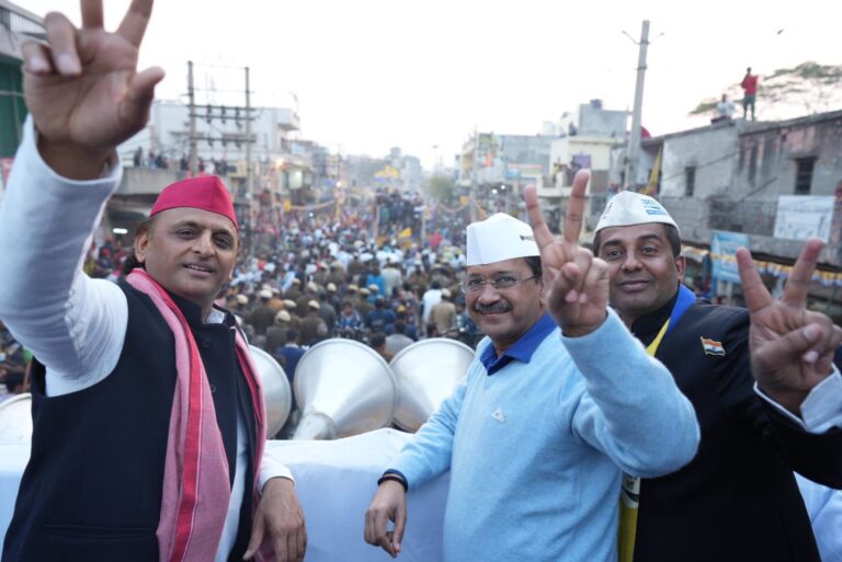 दिल्ली विधानसभा चुनाव बीजेपी के हाथ लगा आप का राजनैतिक बारूद