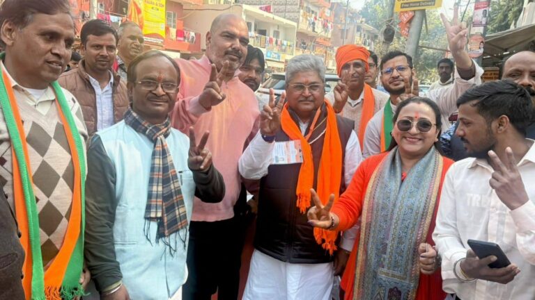 ईवीएम में कैद दिल्ली सरकार