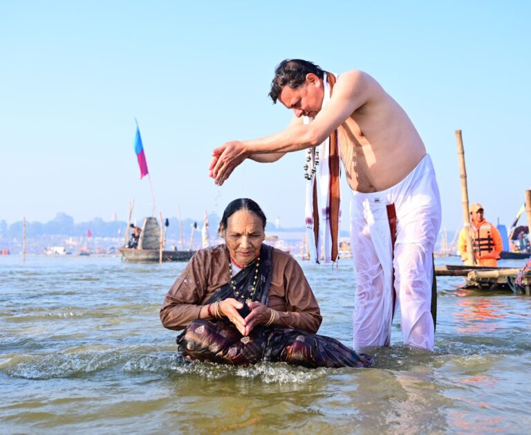 गंगा मां और मेरी मां…त्रिवेणी संगम पर सीएम धामी ने मां को लगवाई डुबकी, इच्छा पूरी कर हुए भावुक
