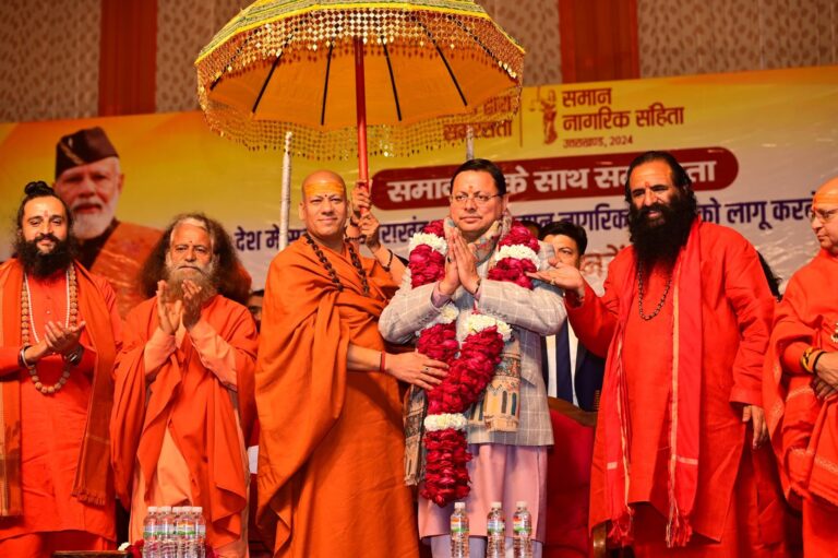 समान नागरिक संहिता लागू करने पर मुख्यमंत्री का प्रयागराज में संतो ने किया अभिनंदन