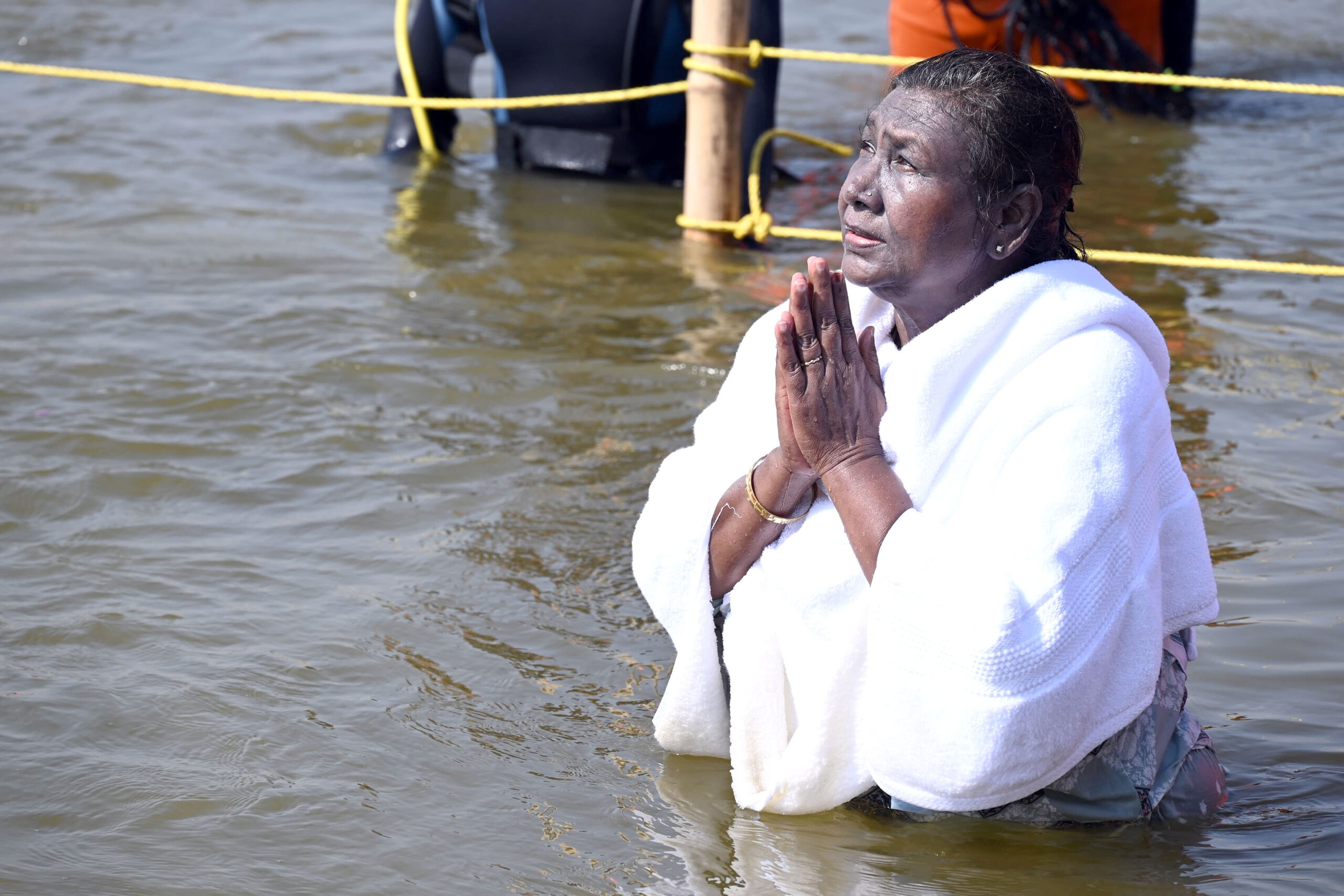 राष्ट्रपति द्रौपदी मुर्मू ने लगाई संगम में पवित्र डुबकी 1 pp kumbh scaled