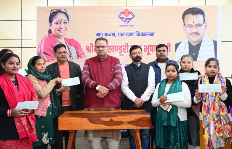 कैबिनेट मंत्री गणेश जोशी ने जरूरतमंदों को वितरित किए आर्थिक सहायता चेक