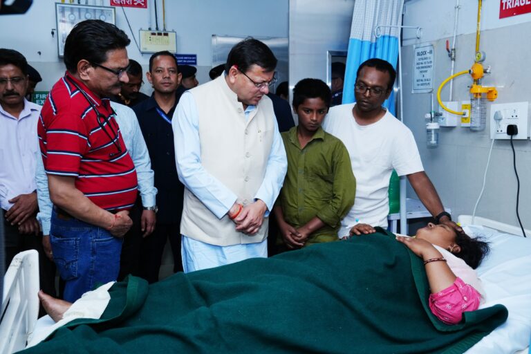 कुट्टू आटे से फूड प्वाइजनिंग बीमार पीड़ितों से मिले मुख्यमंत्री स्वास्थ्य मंत्री