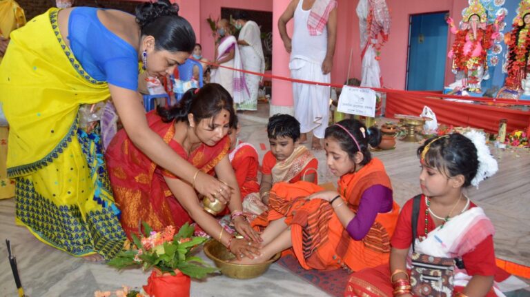कन्या पूजन से समझें कि हर महिला सम्मान योग्य है: नवरात्रि में नारी सम्मान के आचरण