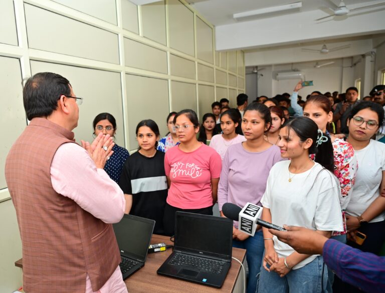 चार धाम यात्रा से पहले ग्राउंड जीरो पर पहुंचे मुख्यमंत्री धामी, ऋषिकेश स्थित चारधाम यात्रा ट्रांजिट कैंप का किया औचक निरीक्षण