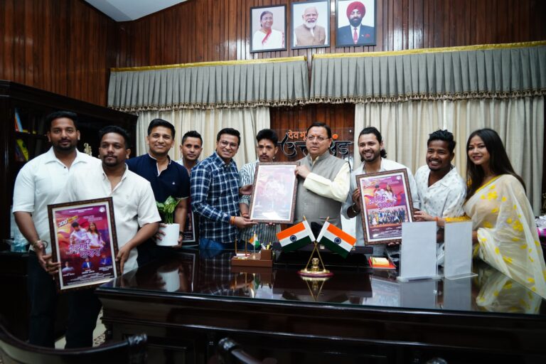 गुलाबी शरारा टीम मुख्यमंत्री पुष्कर सिंह धामी से मिली
