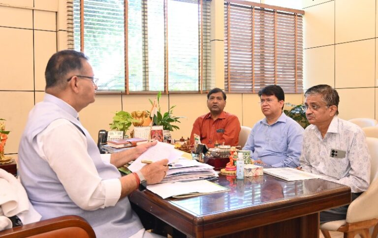 ओलावृष्टि से किसानों की फसलों का हुए नुकसान के संबंध में की समीक्षा