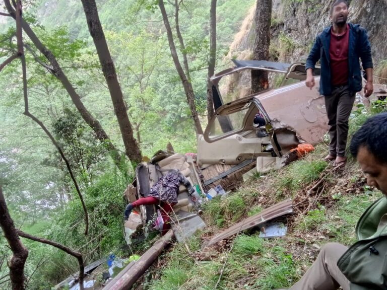 Helicopter Crash उत्तरकाशी हादसा: सात यात्रियों को लेकर जा रहा हेलिकॉप्टर क्रैश