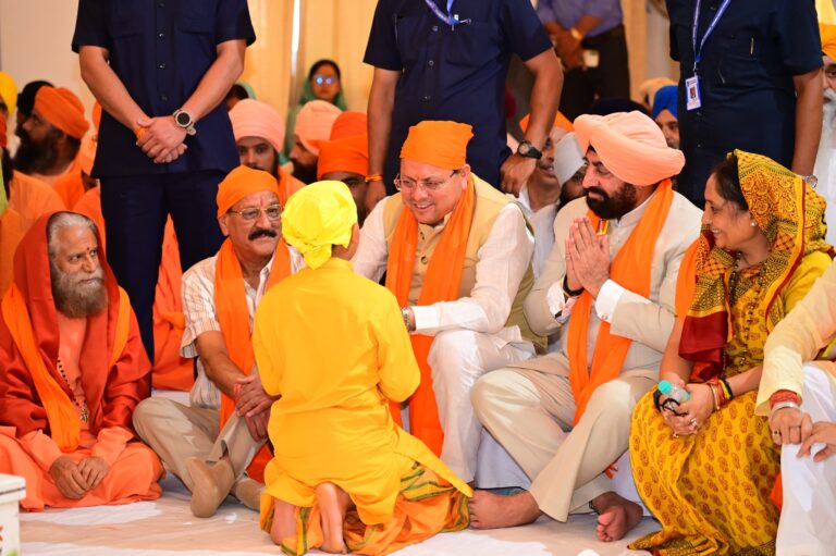 हेमकुंड साहिब के कपाट खुलने की तैयारियां अंतिम चरण में, श्रद्धालुओं पहला जत्था रवाना गवर्नर मुख्यमंत्री ने दिखाई हरी झंडी