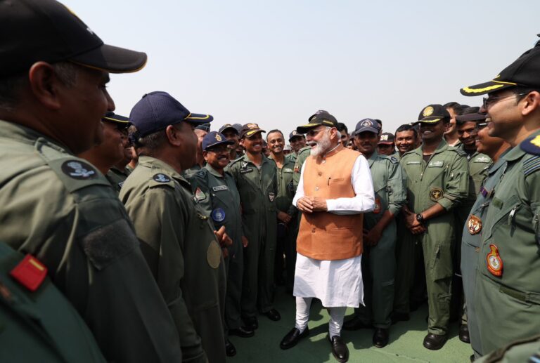 ऑपरेशन सिंदूर’ के बाद पीएम मोदी का आदमपुर एयरबेस दौरा: पाकिस्तान के प्रोपेगेंडा को करारा जवाब