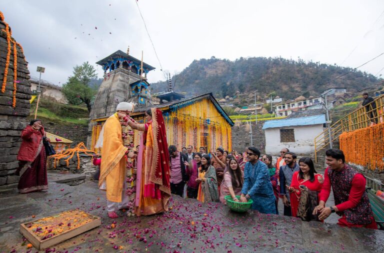 वैश्विक वेडिंग डेस्टिनेशन बन रहा त्रिजुगीनारायण मंदिर, हर महीने हो रही 100 से अधिक शादियां