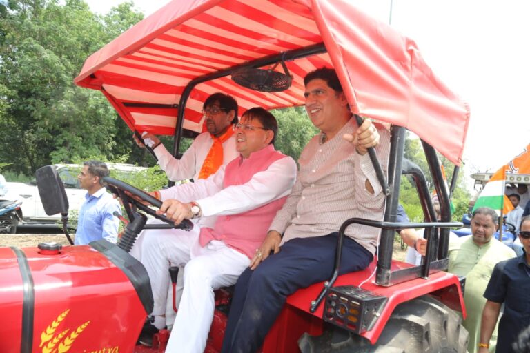 सीएम धामी का ऐतिहासिक जनसंवाद: ट्रैक्टर चलाकर किसानों को दिया सम्मान, UCC को बताया समानता का प्रतीक