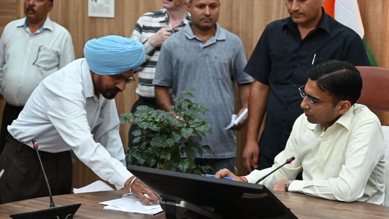 मुख्यमंत्री संकल्प पर खरे उतारते डीऍम देहरादून ने अफसरों से किया जवाब तलब