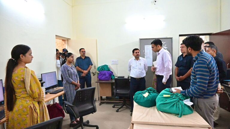 आपदा प्रबंधन की तैयारी तेज़: जिलाधिकारी सविन बंसल ने परिचालन केंद्र का निरीक्षण कर दिए कई निर्देश