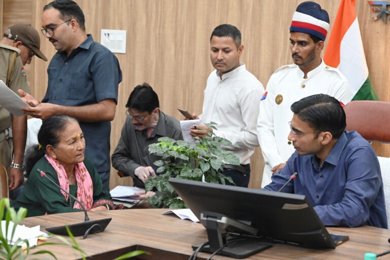 Dm Dehradun Good Work जनता दर्शन में 118 शिकायतें प्राप्त, जिलाधिकारी ने दिए तत्काल समाधान के निर्देश; आरटीओ व एआरटीओ का वेतन रोका, लोनिवि एक्सईएन से स्पष्टीकरण तलब