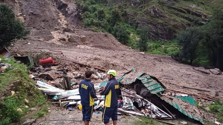 Char Dham Yatra Stop One Day उत्तरकाशी: यमुनोत्री हाईवे पर सिलाई बैंड में भारी भूस्खलन, लेबर कैंप प्रभावित कई लापता