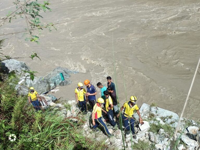 यात्रा मार्ग पर बड़ा हादसा: टेंपो ट्रैवलर अलकनंदा नदी में गिरा, कई लोग लापता