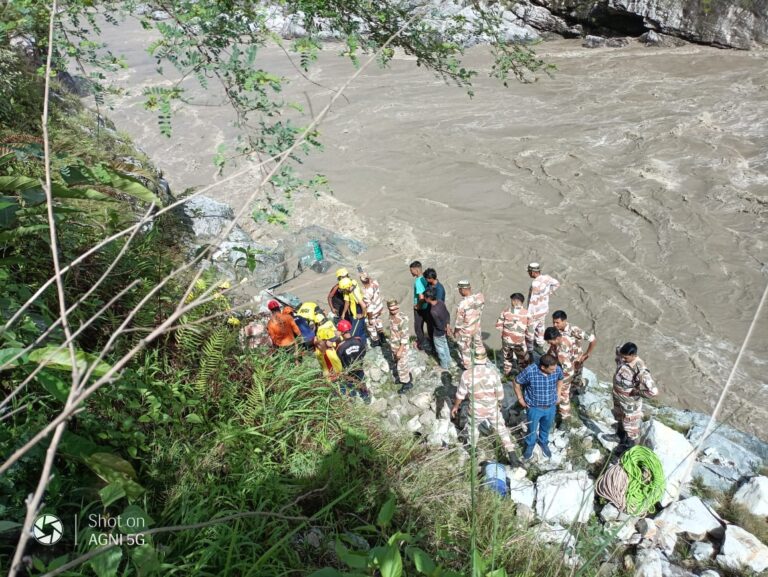 अलकनंदा में समाया श्रद्धालुओं का वाहन, रुद्रप्रयाग हादसे ने झकझोरा