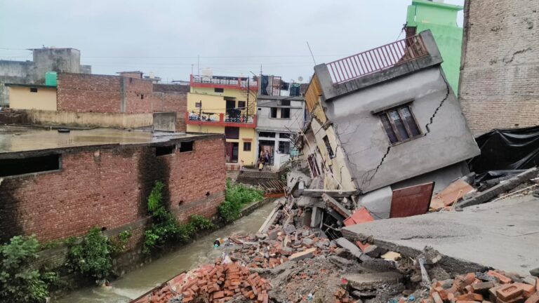 देहरादून: कारगी ग्रांट में भारी बारिश से दो मकान ढहे, जनहानि नहीं