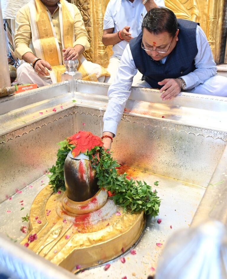 काशी पहुंचे मुख्यमंत्री पुष्कर सिंह धामी, बाबा विश्वनाथ का किया दर्शन और पूजन