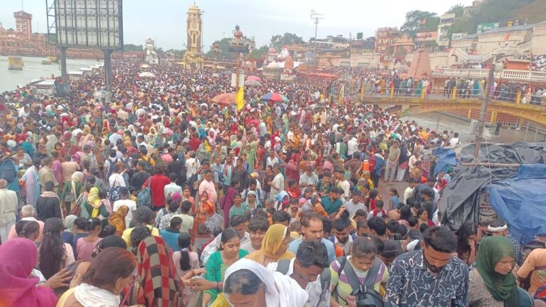 हरिद्वार में गंगा दशहरा और निर्जला एकादशी पर श्रद्धालुओं की भीड़, गंगा में आस्था की डुबकी, हाईवे पर लगा लंबा जाम