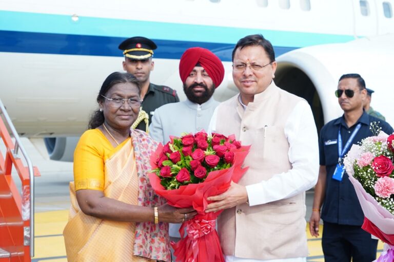 देहरादून पहुँचीं राष्ट्रपति द्रौपदी मुर्मू, तीन दिवसीय उत्तराखंड दौरे की हुई शुरुआत