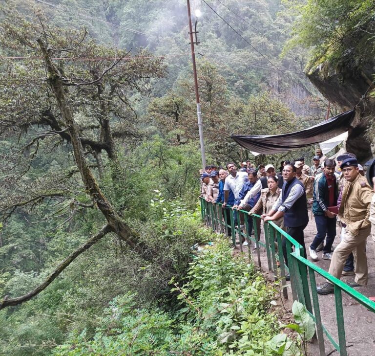 यमुनोत्री मार्ग पर भूस्खलन: दो की मौत एक घायल दो अब भी लापता रेस्क्यू अभियान जारी