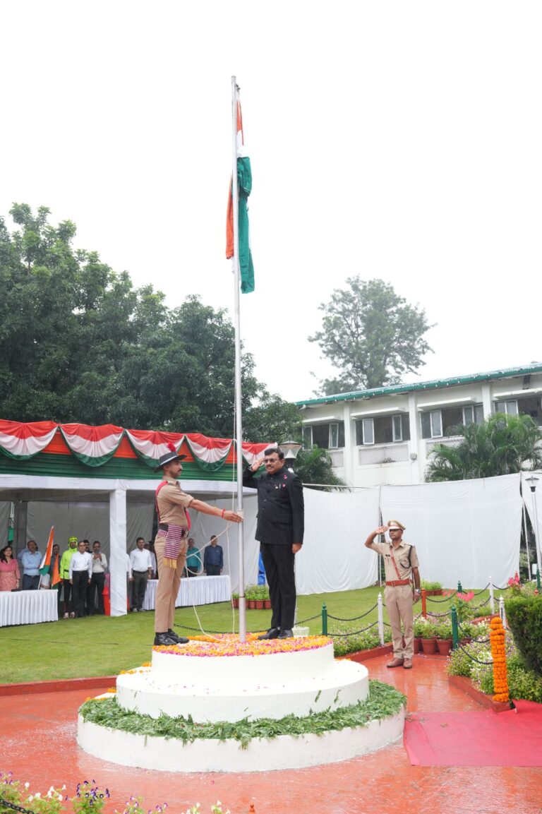 मुख्य सचिव आनन्द बर्द्धन ने सचिवालय में किया ध्वजारोहण