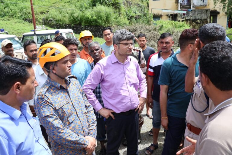 मुख्यमंत्री के निर्देशानुसार थराली क्षेत्र में आपदा राहत कार्य तेज गति से