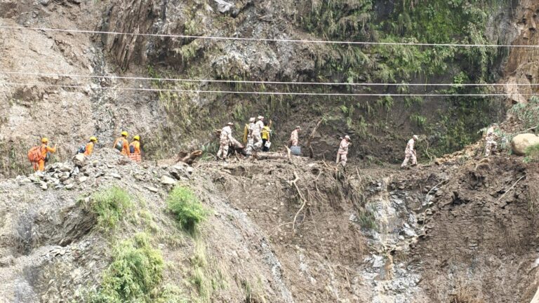 थराली में युद्धस्तर पर जारी राहत एवं बचाव अभियान