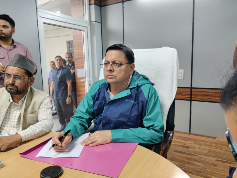 उत्तरकाशी में मुख्यमंत्री पुष्कर ने किया कैंप अफसरों को 24 घंटे अलर्ट पर रहने के निर्देश